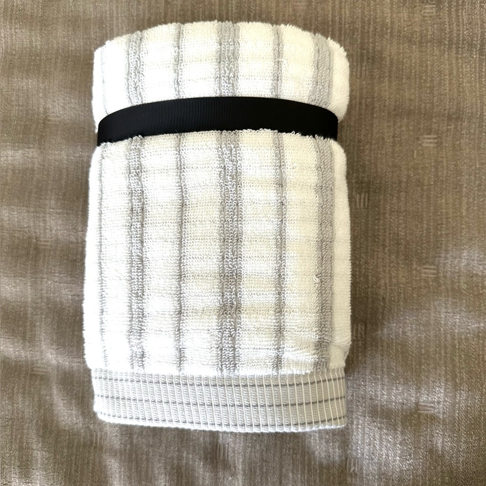 DKNY Hand Towels Set of 2 Cotton Gray & White Stripes NEW - Picture 4 of 7